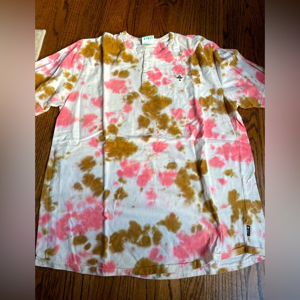 LRG MEN’s tie dye short sleeve Henley size XL